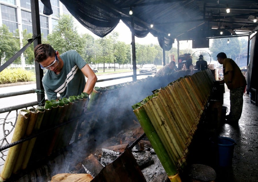 ` KUALA LUMPUR: Workers are seen busy cooking and preparing 'Lemang' to be sold in conjunction with Hari Raya Aidiladha along Jalan Cecawi in Kota Damansara. — NSTP/EIZAIRI SHAMSUDIN