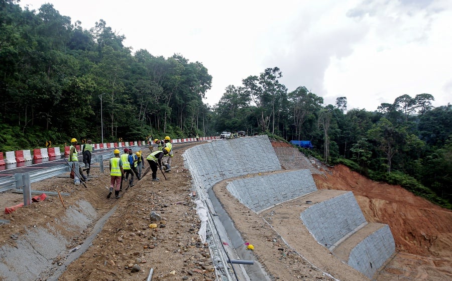 BATANG KALI : Repair works on the Batang Kali-Genting Highlands road is expected to be completed and be reopened to the public on Monday (July 1). — NSTP/HAZREEN MOHAMAD