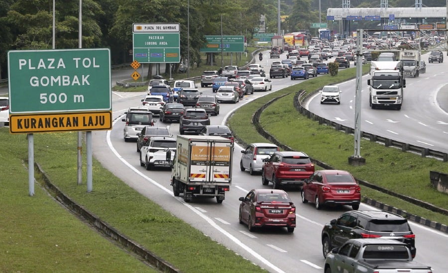  KUALA LUMPUR: Traffic flow comes to a crawl at the Gombak Toll Plaza heading to the East Coast as many city dwellers return to their hometowns in conjunction with Hari Raya Aidiladha. — NSTP/MOHAMAD SHAHRIL BADRI SAALI