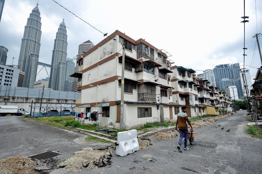 KUALA LUMPUR: The current situation in and around the Kampung Sungai Baru Flats where several residents have started to leave and move out. — BERNAMA
