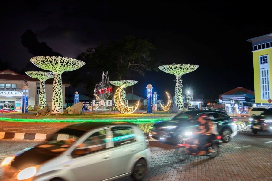  LABUAN: Various decorations with bright LED lights have been put up at Bulatan Merdeka to attract visitors to the Taman Mini or Pocket Park on Jalan Bunga Melor which is now open to the public after undergoing upgrading works. — BERNAMA