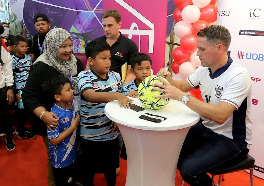 KUALA LUMPUR: Former Liverpool and Real Madrid forward, Michael Owen, at a meet and greet session with the fans at the Aeon Mall in Balakong. — NSTP/SAIFULLIZAN TAMADI
