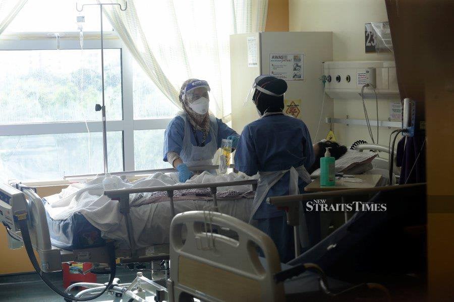 Health Minister Datuk Seri Dr Dzulkefly Ahmad, expressed his commitment to resolving the issues faced by nurses in the country, particularly concerning their salaries and welfare. - NSTP file pic