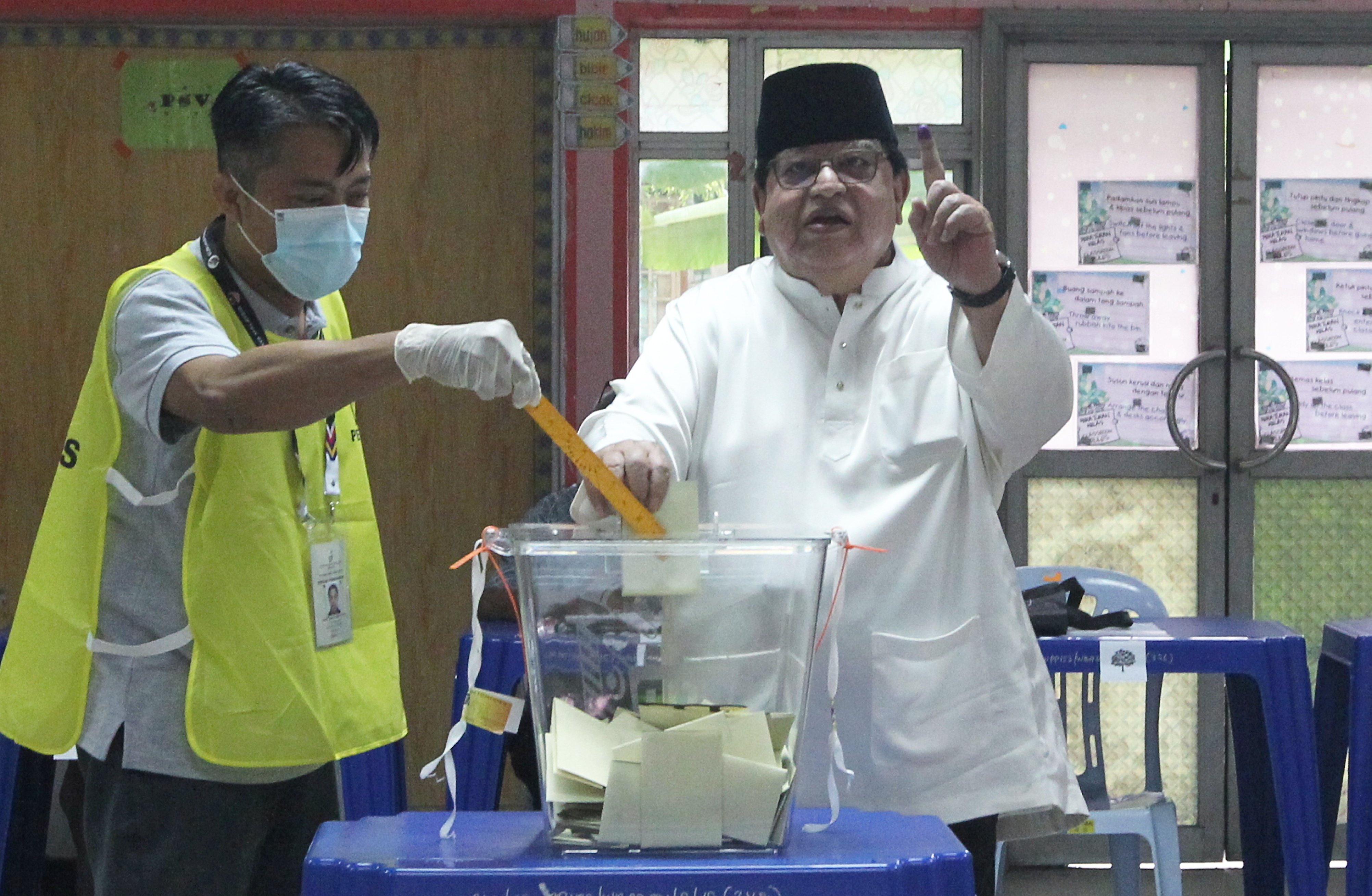 Barisan Nasional P125 candidate for the Putrajaya Parliament, Datuk Seri Tengku Adnan Tengku Mansor voted in conjunction with the 15th General Election in Putrajaya. - NSTP/MOHD FADLI HAMZAH
