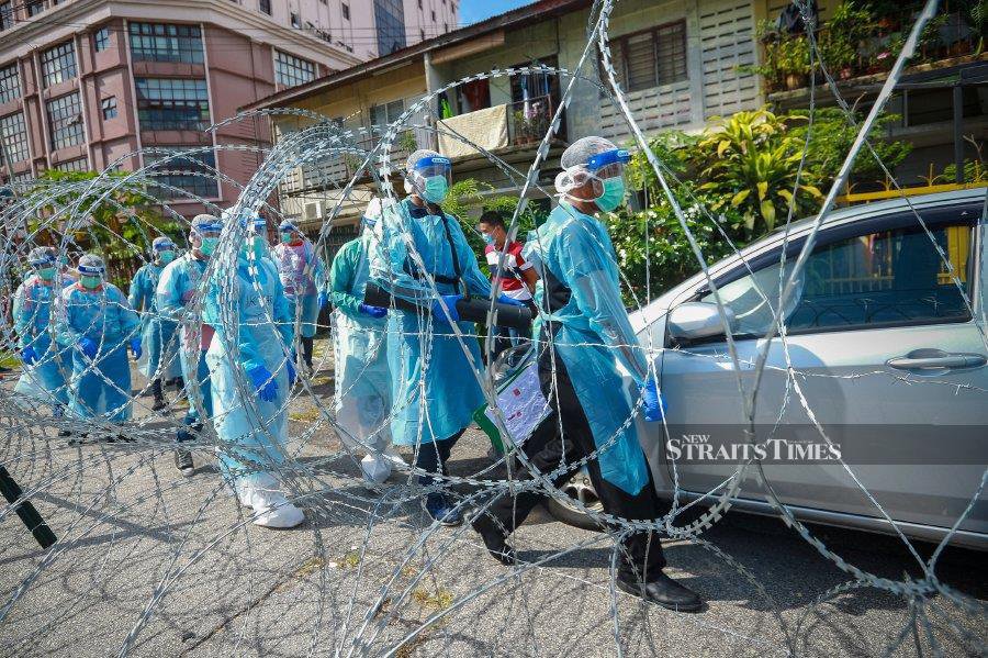 The government has been urged to appoint 10,000 special recruits to beef up contact tracing efforts, instead of opting for the imposition of another Movement Control Order (MCO). - NSTP/ASYRAF HAMZAH