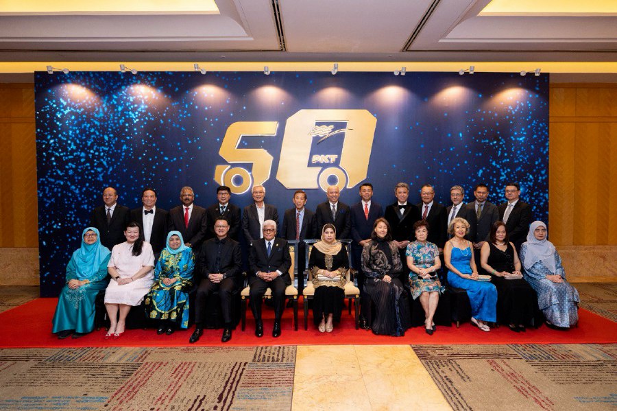 PKT Logistics Group commemorated its 50th anniversary with a Maritime-themed gala dinner hosting over 800 guests in Petaling Jaya over the weekend, where specially curated gold PKT50 plaques were presented as a token of appreciation to PKT’s stakeholders — business partners, business clients, government agencies and academia.
