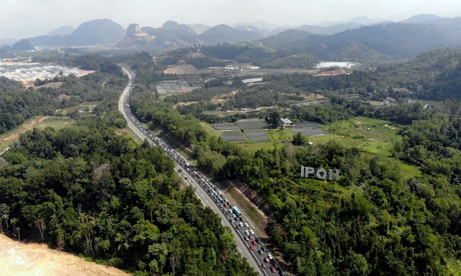 There is heavy traffic congestion on highways from the northern region and east coast towards the Klang Valley this evening as city dwellers return from their hometowns after the Hari Raya Aidilfitri holiday. - Bernama pic