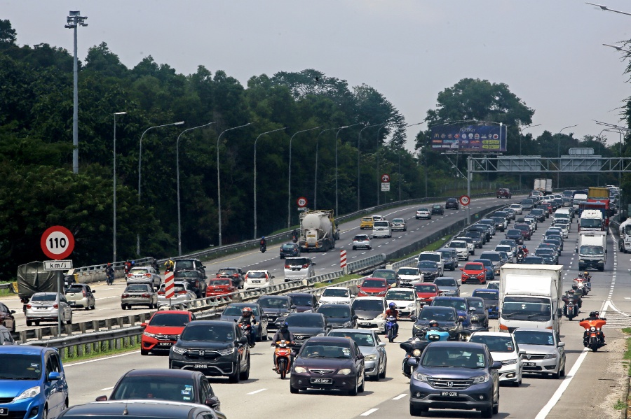 The Malaysian Highway Authority (MHA) reported several accidents along the North-South Expressway during Chinese New Year's Eve today, but the routes remain under control. -BERNAMA file pic