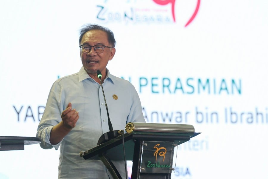Prime Minister Datuk Seri Anwar Ibrahim today told politicians, who are entitled to more than one pension, to uphold their moral responsibility by choosing only one pension scheme. - Bernama pic