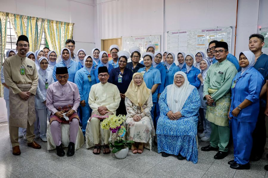 Prime Minister Datuk Seri Anwar Ibrahim paid a visit to warded patients and healthcare workers on duty during Hari Raya Aidilfitri at Kuala Lumpur Hospital (KLH) today. - Pic courtesy from Datuk Seri Anwar Ibrahim Facebook