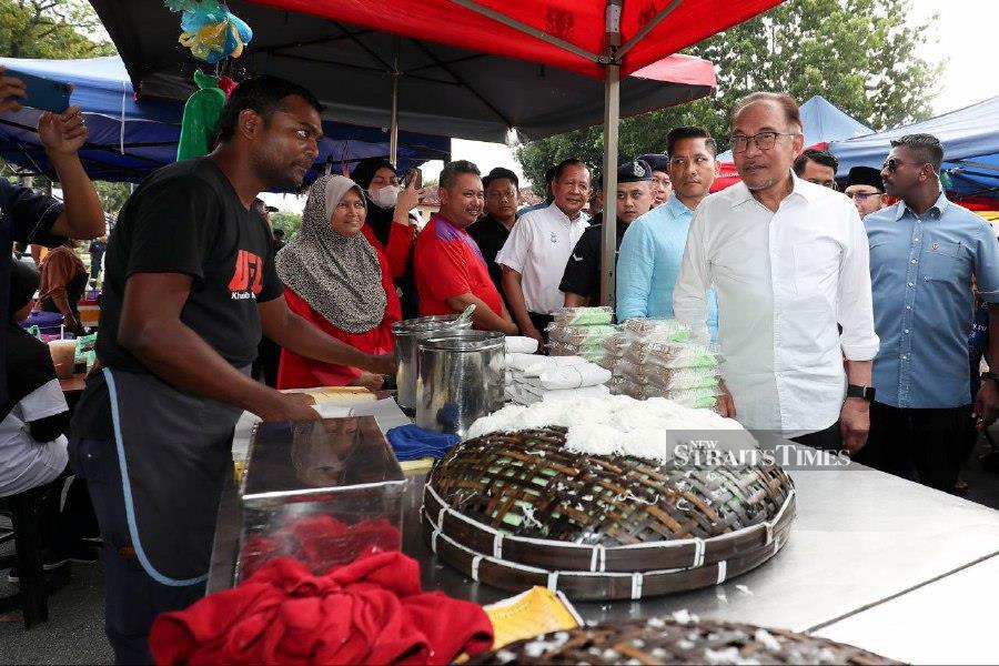 Prime Minister Datuk Seri Anwar Ibrahim today spent some time mingling with the crowd at the Balik Pulau night market which is situated in Kampung Permatang Tengah here. - NSTP/MIKAIL ONG