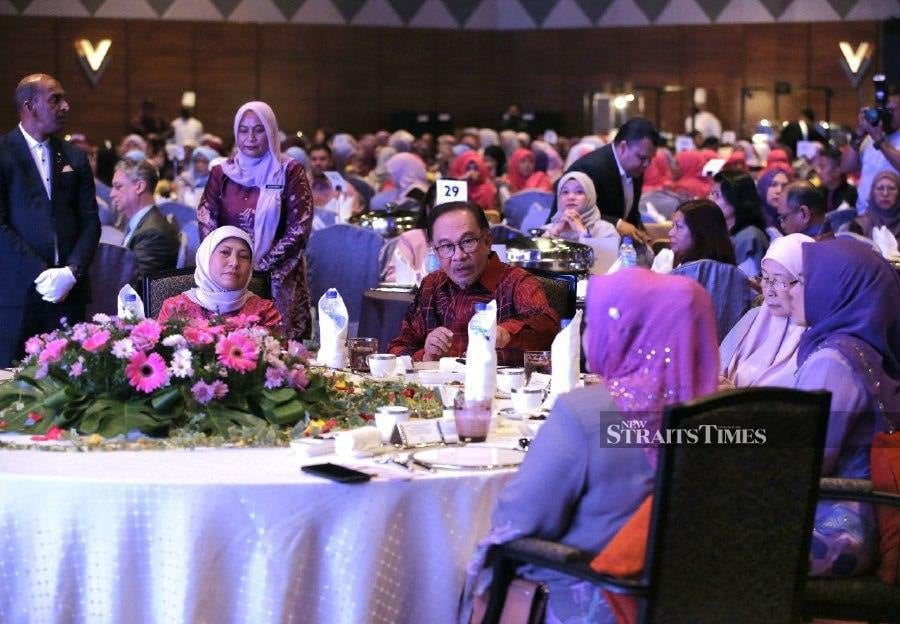 Aiming to uphold the crucial contribution of women to the nation, Prime Minister Datuk Seri Anwar Ibrahim has unveiled an RM50,000 fund to assist 100 women leaders. - NSTP/EIZAIRI SHAMSUDIN