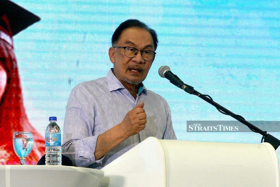 Prime Minister Datuk Seri Anwar Ibrahim has directed every department, government agency, and ministry to prepare monthly reports for each project being implemented. - NSTP / FAIZ ANUAR