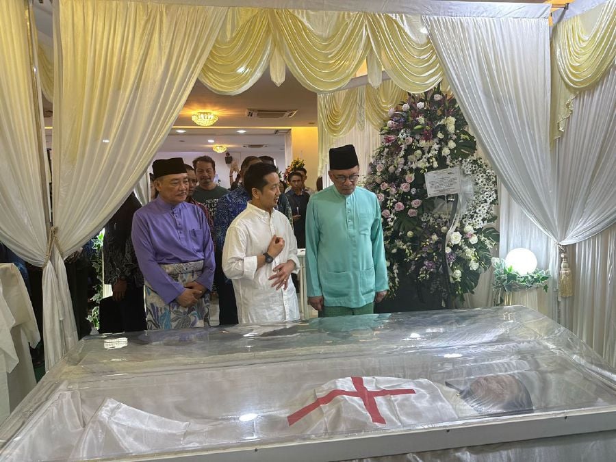 Prime Minister Datuk Seri Anwar Ibrahim today paid his last respects to the late Tan Sri Joseph Kurup at Wisma Fook Lu Siew here. - NSTP/RAFIQAH DAHALI
