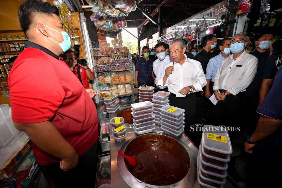 Prime Minister Tan Sri Muhyiddin Yassin visits the Pahlawan Walk Market. - BERNAMA photo