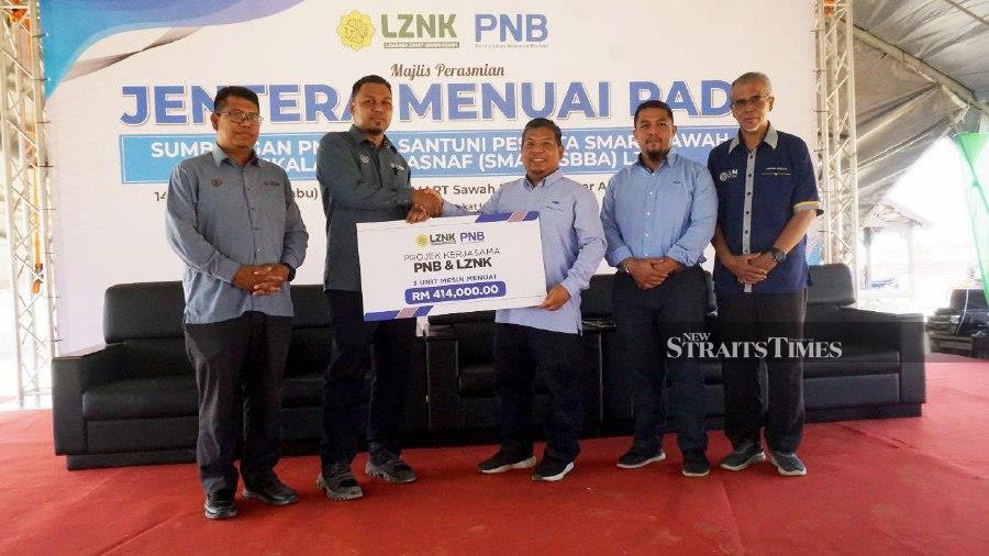 Permodalan Nasional Bhd (PNB) today donated three combine harvesters worth RM414,000 to the Kedah State Tithe Board (LZNK). - NSTP/NOORAZURA ABDUL RAHMAN