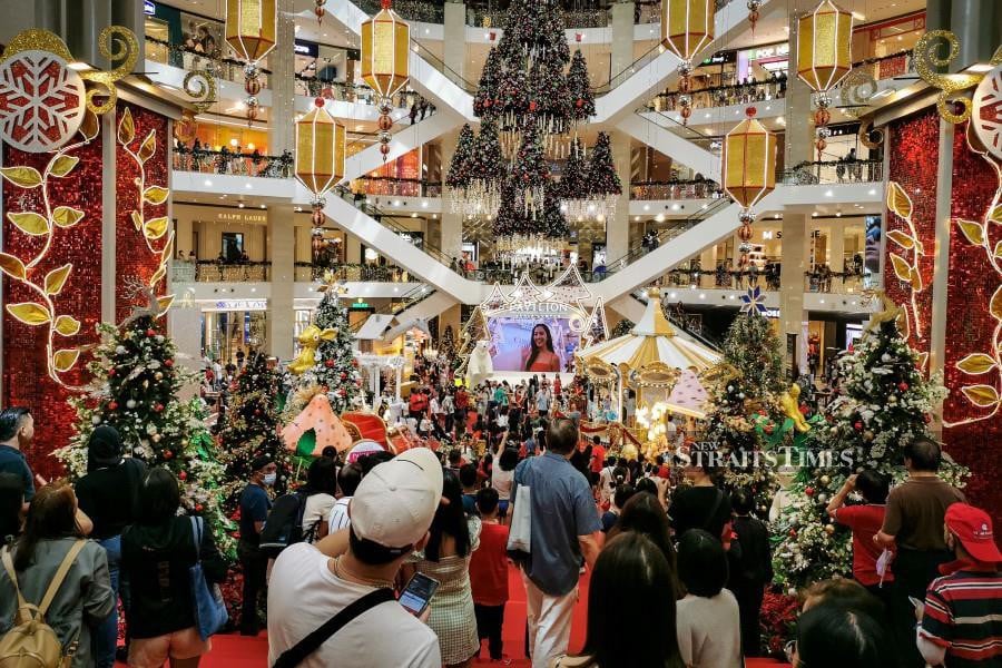 Hanging Christmas tree falls and injures Singaporean man [NSTTV] New