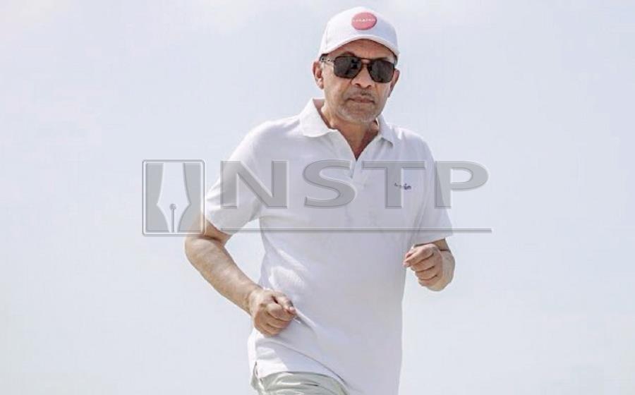Anwar takes time off busy schedule for jog on the beach ...