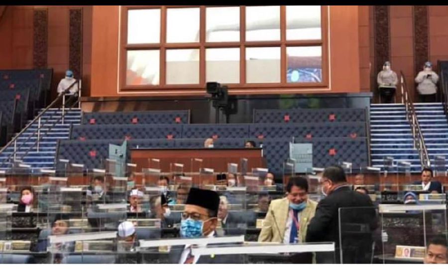 It was a sight to behold as three members of parliament (MPs) entered the Dewan Rakyat’s public gallery prior to voting for the Supply Bill at the committee level. - Pic source: Twitter/ahmadmaslan. 