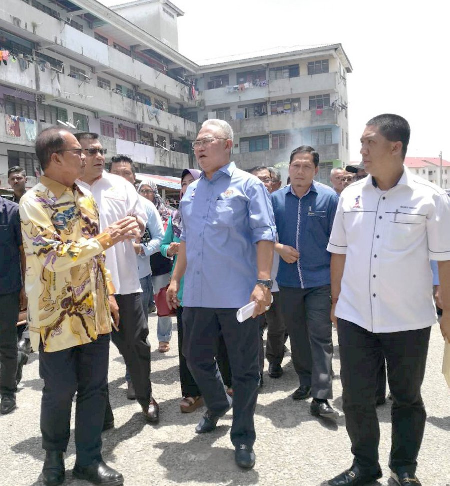 “We hope that through this initiative, the tenants will be more proactive and make their neighbourhood a better place to live in. Currently, many of them do not bother to take care of their surroundings since they do not have a sense of belonging to the units,” Housing and Local Government Minister Tan Sri Noh Omar said after visiting PPR Harmoni Transit Homes in Paya Nahu here today. Pic by STR/OMAR OSMAN
