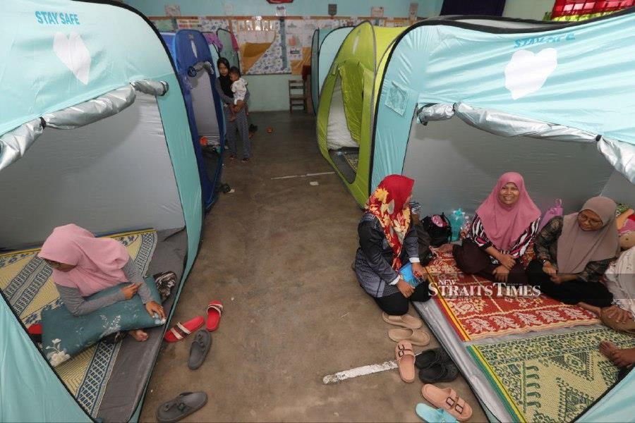 The floods in Johor and Pahang are continuing to recede today with 891 evacuees housed in 12 Temporary Relief Centres (PPS) as of 3.43pm compared to 1,842 people in 18 PPS earlier at noon. - NSTP/ MOHD RAFI MAMAT
