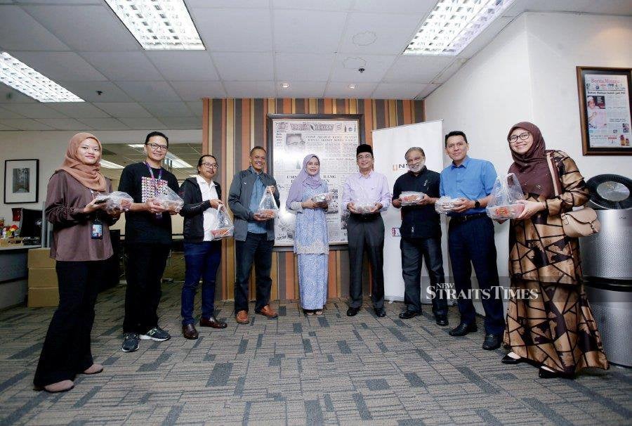 The Federal Territories Islamic Religious Council’s Zakat Collection Centre (PPZ-MAIWP) distributed 100 iftar meals at the News Straits Times Press (NSTP) today. - NSTP/EIZAIRI SHAMSUDIN