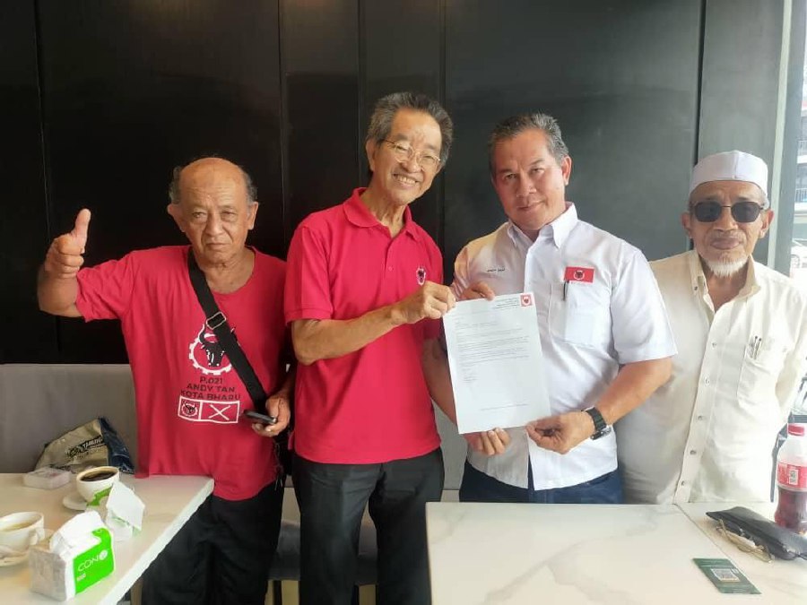 Koh Swe Yong (2nd from left) handed over the appointment letter to PRM candidate for Kota Lama state seat Tan Boon Kian. - Pix courtesy of PRM