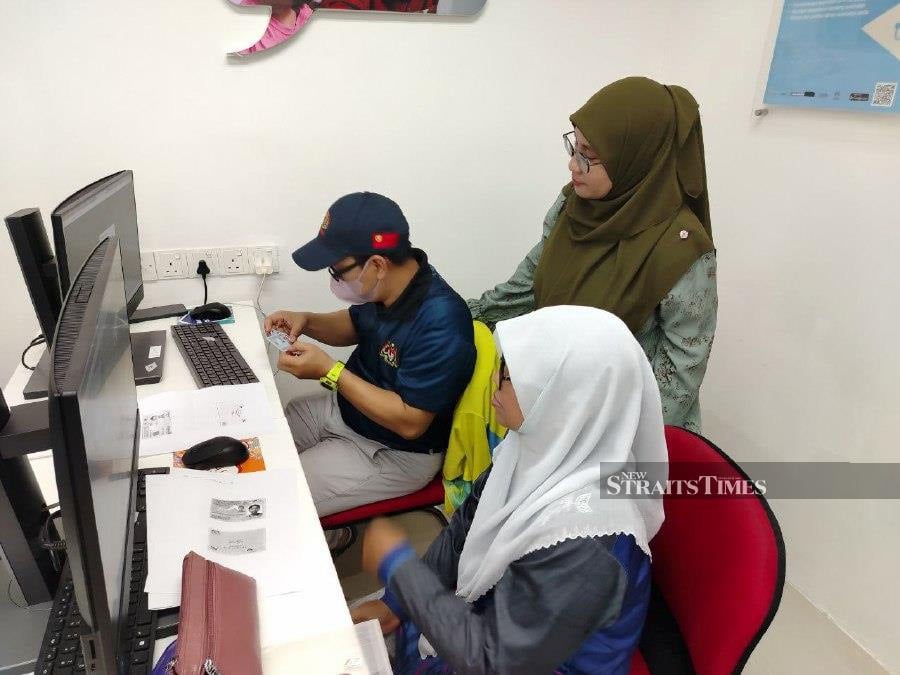 Kedah folk, especially the elderly, are slow to register or update their information on the Central Database Hub (Padu) due to a lack of awareness about the government initiative. - NSTP/ AHMAD MUKHSEIN MUKHTAR