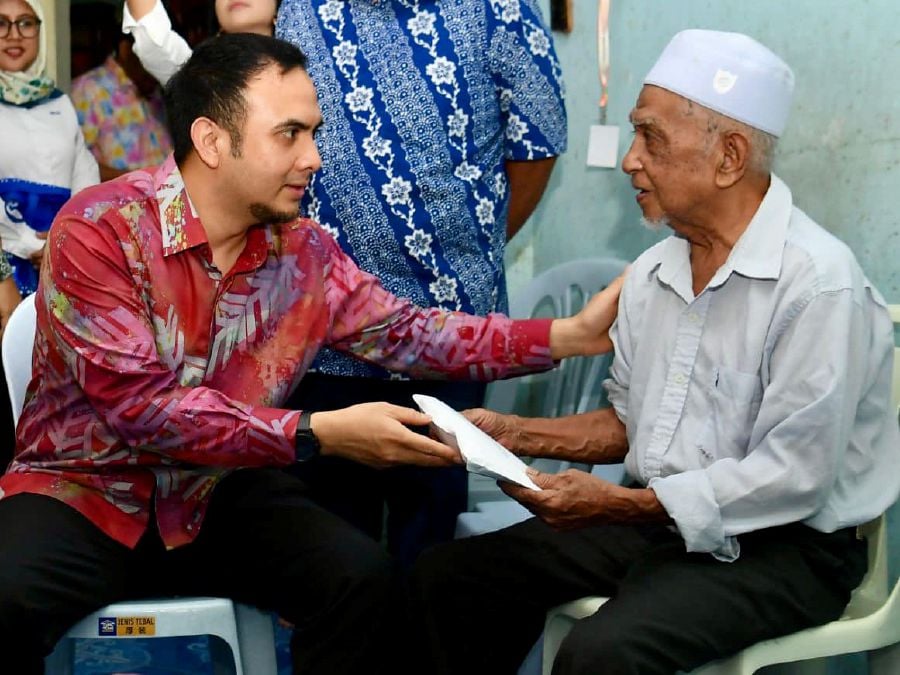  Prime Minister Datuk Seri Anwar Ibrahim presented assistance to the wife of pioneer Reformasi activist Jalaluddin Ab Manaf, who suffered a stroke. The donation was conveyed by his political secretary, Ahmad Farhan Fauzi (Left), who visited Jalaluddin (Right) and his family at their home today (May 8). — PIC COURTESY OF ANWAR IBRAHIM’S FACEBOOK