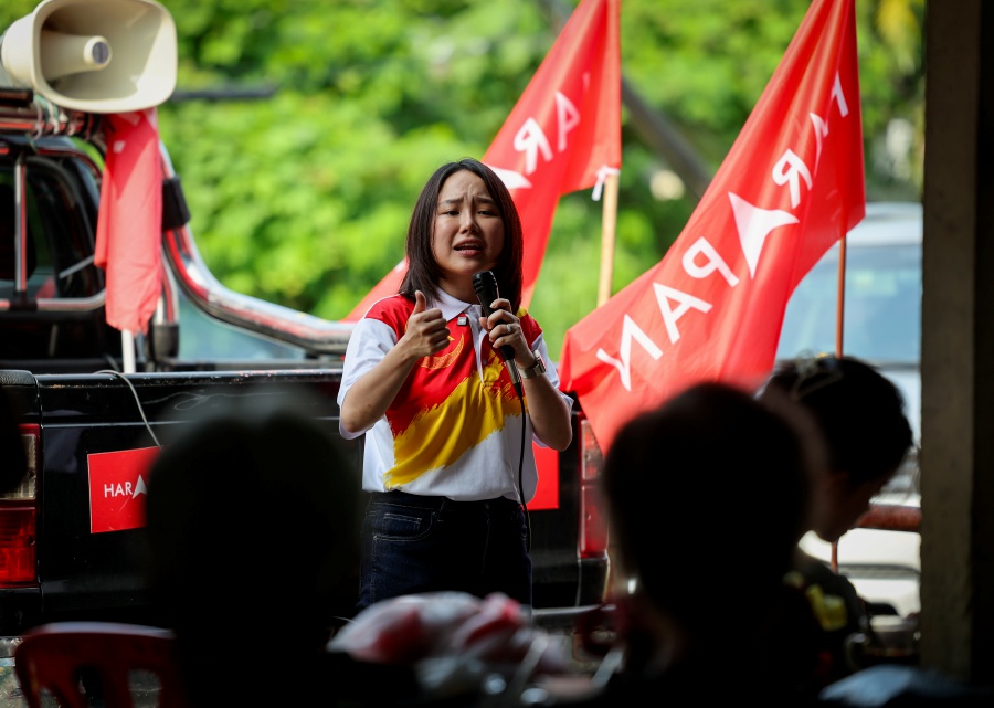 In a posting on his Facebook and X account, Asyraf claimed PH candidate Pang Sock Tao obtained a majority of 436 after she secured 592 in early votes. - Bernama pic