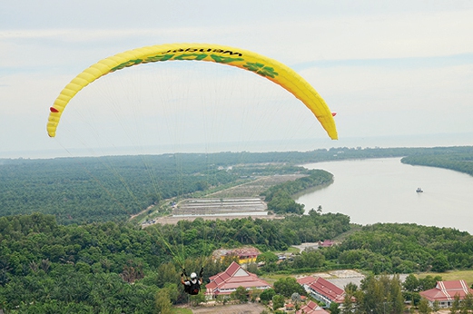 Para-glide from the top of Bukit Jugra, Selangor.