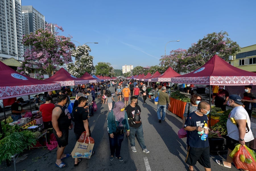 The state government has issued a temporary closure order for markets in Keningau as a measure to contain the spread of Covid-19 in the district. - Bernama pic