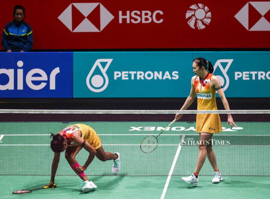 Malaysia’s No. 1 women’s doubles pair Pearly Tan-M. Thinaah are out of the Super 1000 Malaysia Open. - NSTP/ASWADI ALIAS