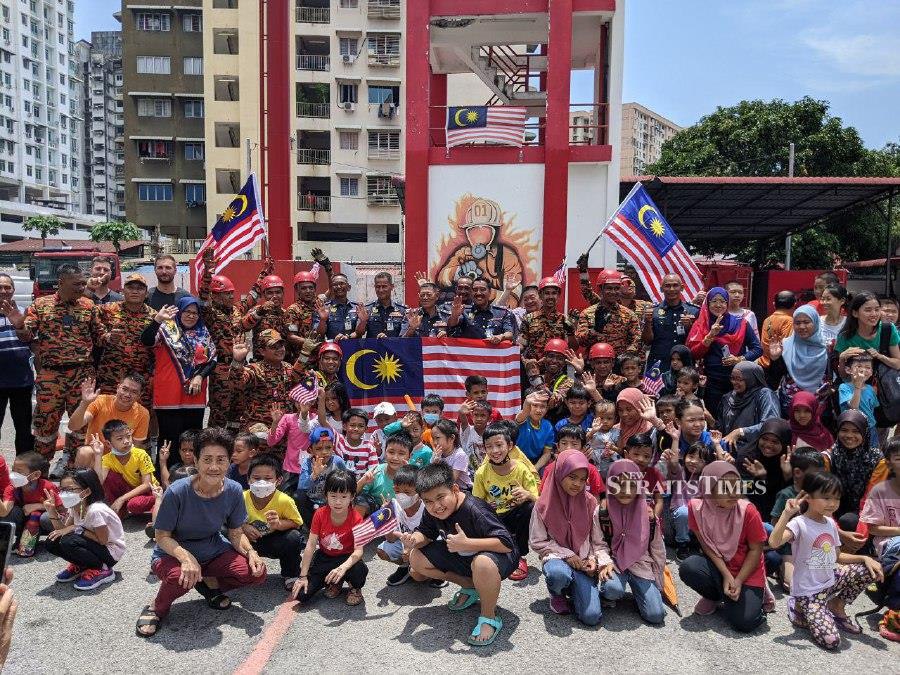 More than 100 children with their parents celebrated Malaysia Day with a fire hydrant shower at the Jalan Perak Fire and Rescue Department here today. - NSTP/ ZUHAINY ZULKIFFLI