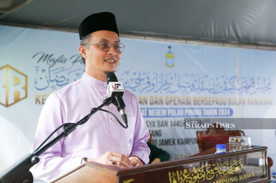 Deputy Chief Minister I Datuk Dr Mohamad Abdul Hamid at the officiating ceremony of the Penang ‘Respek Ramadan’ campaign and integrated operations programme in Masjid Jamek Kampung Rawa, Penang, today. - NSTP/ MIKAIL ONG 