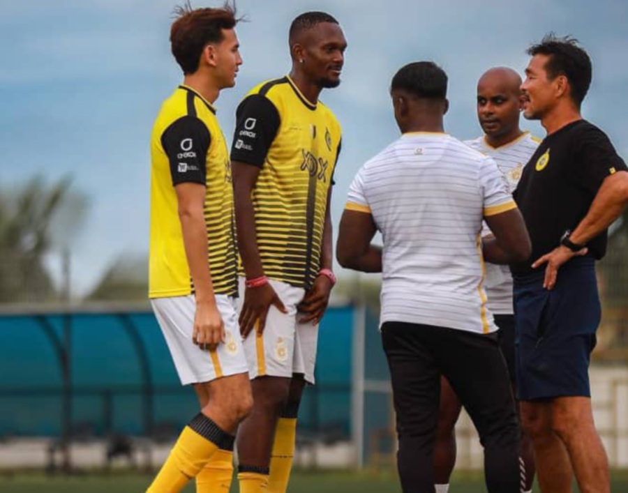 Perak coach Lim Teong KIm (right) together with V. Saravanan (second fron right) speaking to club captain Hafizal Mohamed (left) and forward Christian Obiozor. - Pic courtesy of Perak FC