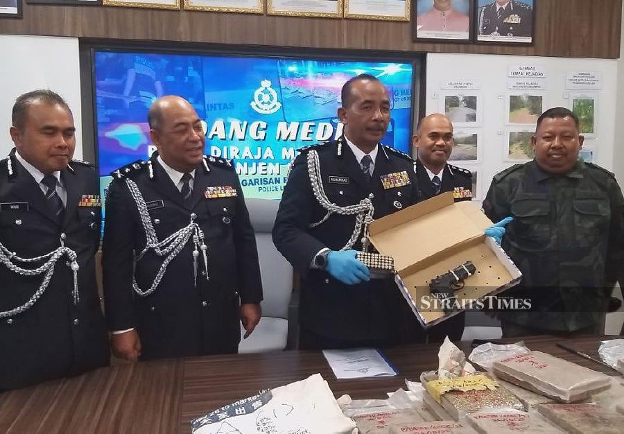 Perlis police chief Datuk Muhammad Abdul Halim said the drugs were seized by the PGA’s Battalion 3 that was patrolling in a rubber plantation near a village along the border in Padang Besar at 12.15pm. - NSTP/AIZAT SHARIF