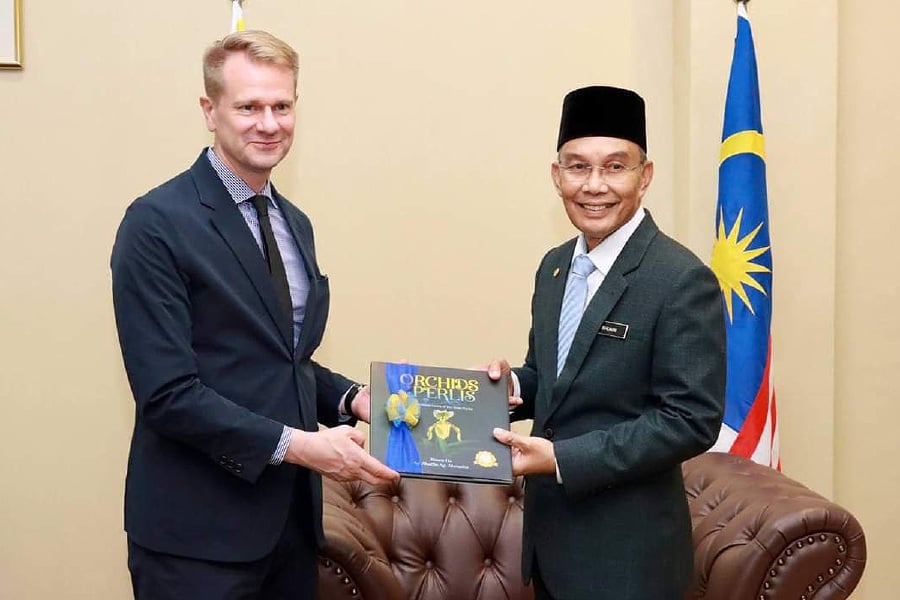 Perlis Menteri Besar, Mohd Shukri Ramli (Right), and the Swedish Ambassador to Malaysia, Dr. Joachim Bergstrom, in promoting tourism and education between Perlis and Sweden. - Pic courtesy of Perlis Chief Minister's Office
