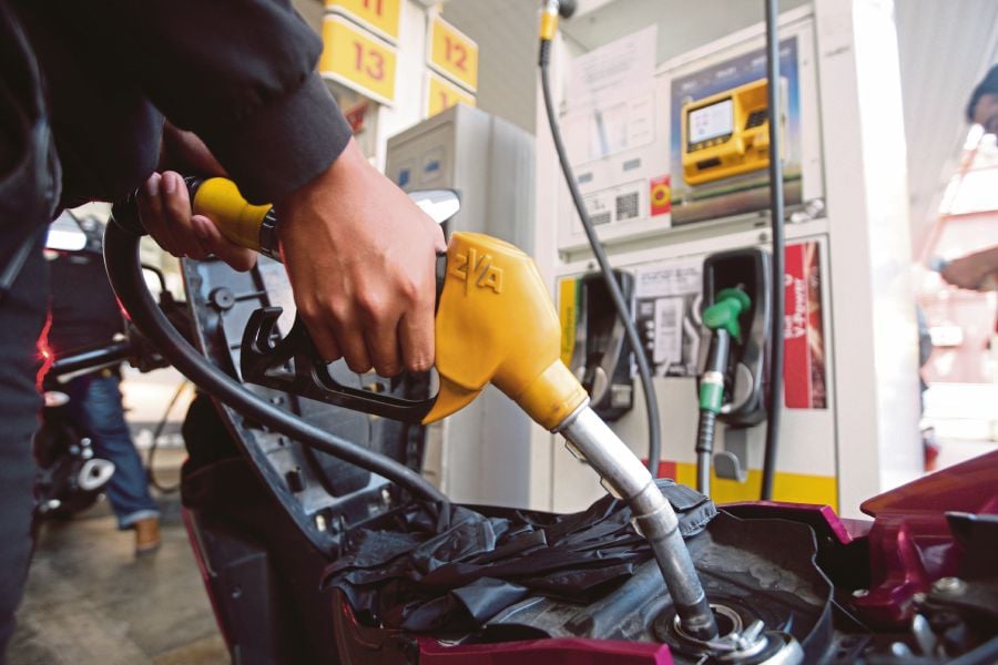 Prime Minister Datuk Seri Anwar Ibrahim said that the price of petrol cannot be lowered to RM1.50 per litre due to the current price of crude oil. - NSTP file pic