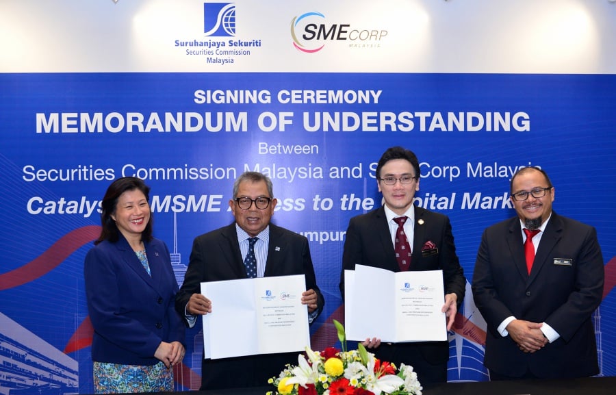 SC Chairman Dato’ Seri Dr. Awang Adek Hussin (second from left) and SME Corp. Malaysia CEO Rizal Nainy (second from right) sign MoU on capital market financing for MSMEs, witnessed by SC Managing Director Datin Azalina Adham (left) and SME Corp. Malaysia Deputy CEO (Implementation & Development) Zaky Moh (right).