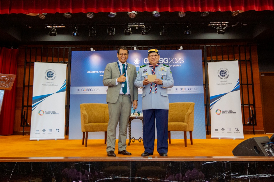(Left) Faroze Nadar, Executive Director, UN Global Compact Network Malaysia & Brunei, (Right) YB Tan Sri Dato’ (Dr) Johari bin Abdul, the Speaker of the House of Representatives at GO ESG 2023 - Sustainable Finance Symposium.