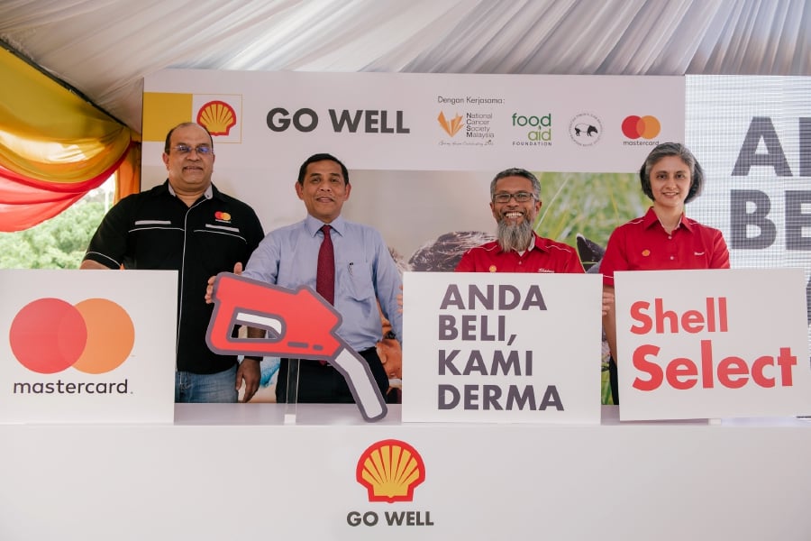 (From left) Mastercard vice president and head of market development Devesh Kuwadekar, Ministry of Domestic Trade and Consumer Affairs secretary general Datuk Muez Abdul Aziz, Shell Malaysia Trading Sdn Bhd and Shell Timur Sdn Bhd managing director Shairan Huzani Husain, and Shell National Sales Manager Zharin Zhafrael Mohd at the launch of the ‘Anda Beli, Kami Derma’ campaign. courtesy of Shell Malaysia.