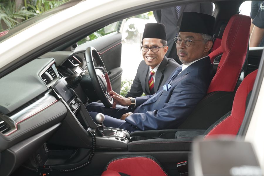 (File pix) The Yang di-Pertuan Agong Al-Sultan Abdullah Ri’ayatuddin Al-Mustafa Billah Shah (right) inside the Honda Civic Type R. Pix courtesy of Honda Malaysia