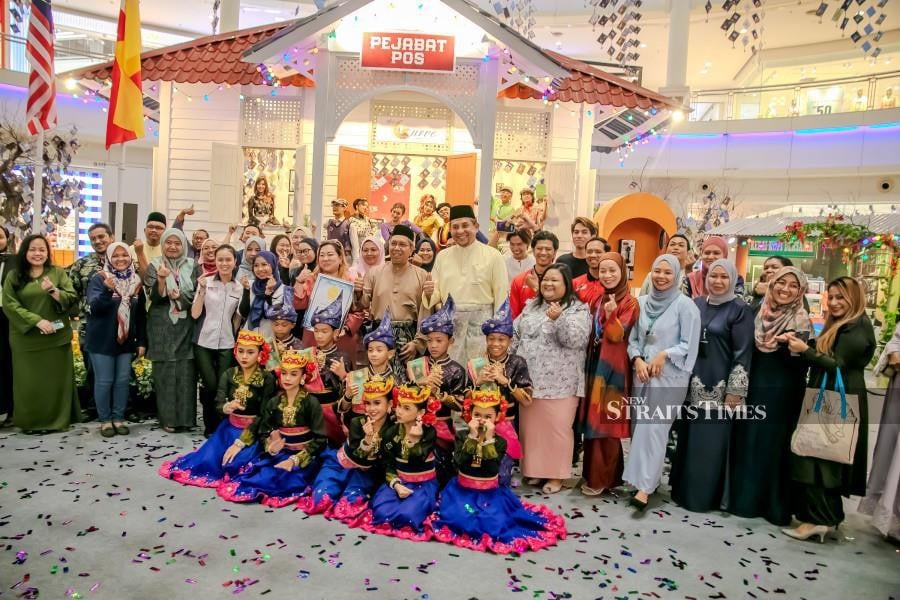 Taking inspiration from the Pejabat Pos Bukit Rotan, the ground floor of the Centre Court radiates the ambiance of a traditional village (kampong) with its own Pos Malaysia service counter, a variety of retro-themed shops, and a Raya Bazaar.