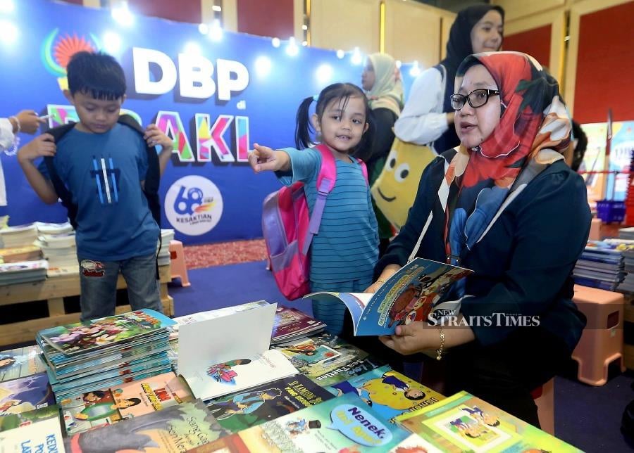 KUALA LUMPUR: Visitors throng the Kuala Lumpur International Book Fair, which is held at the World Trade Centre (WTC) in Kuala Lumpur. - NSTP/MOHAMAD SHAHRIL BADRI SAALI.