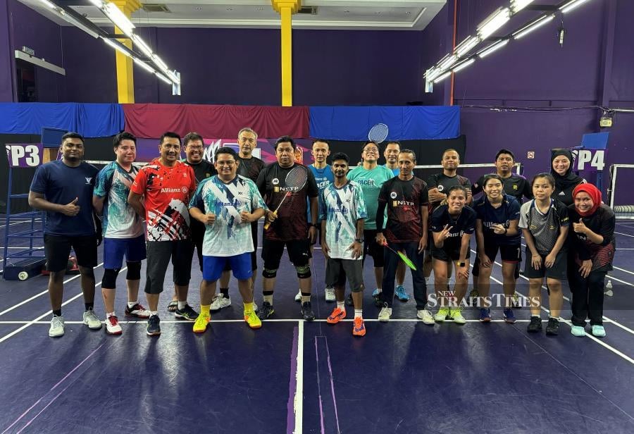 KUALA LUMPUR: Badminton players from the New Straits Times Press and Allianz Malaysia Berhad posed for photos before starting the friendly match at Sports Arena Sentosa. - NSTP/MOHD FADZIL SUKAIMI