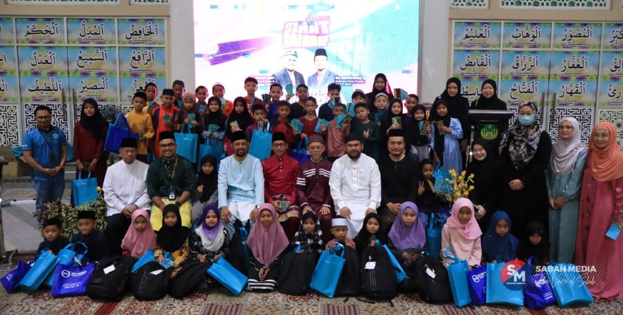50 needy children from various schools around Kota Kinabalu were the recipients of school supplies and duit raya, in a charitable event held during the Karnival Sihat Waqaf 2024. - File pic credit (Sabah Media)