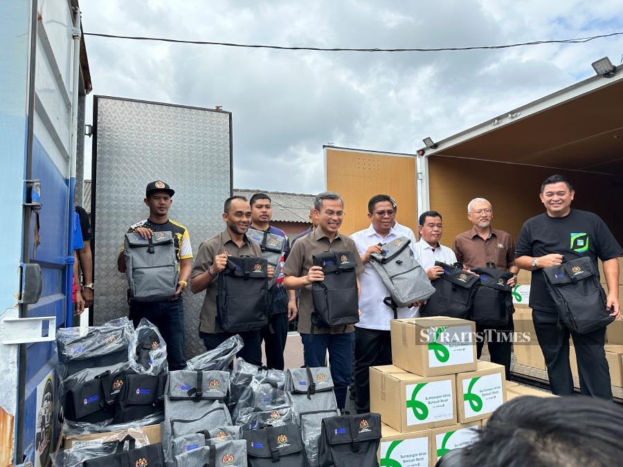 Maxis and KKD deliver food relief to affected families in Johor.