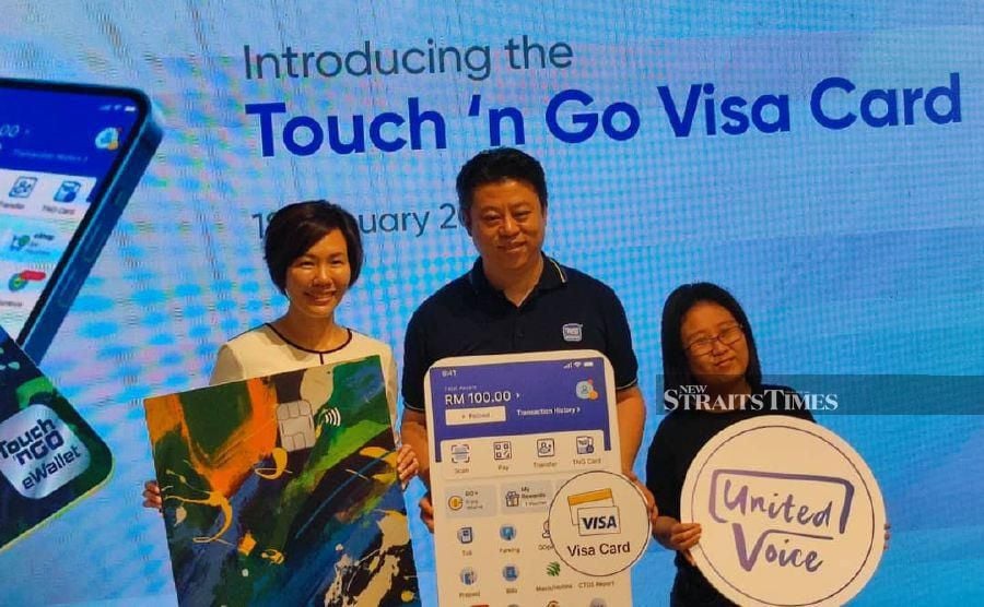  (From left) Visa Asia Pacific’s group country manager, Serene Gay, Alan Ni, and a United Voice committee, Tan Mei Yee.