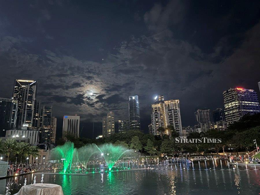 A clear shot of the night at KLCC.